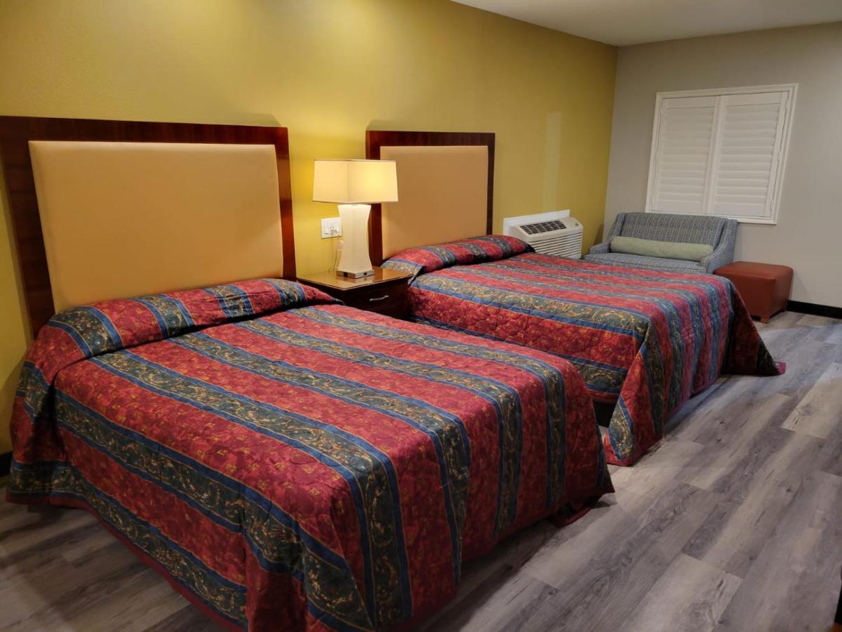 Stadium Inn & Spas — Photos 3